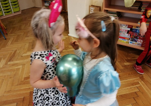 Dziewczynki tańczą z balonem